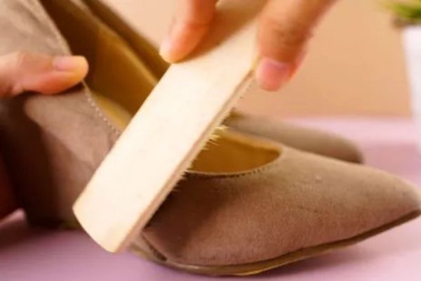 Vệ sinh giày cao gót - Sử dụng bàn chải chuyên dụng 