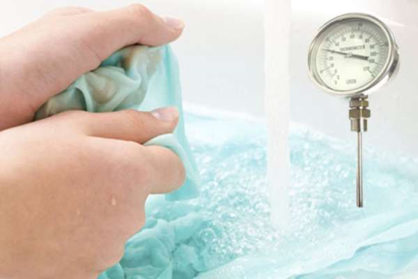 Các bước giặt quần áo bằng tay - Lưu ý nhiệt độ nước