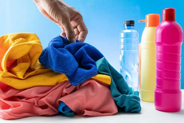 Các bước giặt quần áo bằng tay - Lựa chọn các chất giặt tẩy phù hợp
