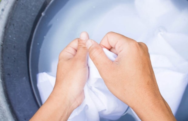 Cách bảo quản áo dài - Pha loãng nước giặt 