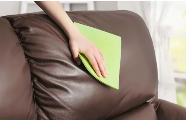 Cách giặt ghế sofa da - Lau bằng khăn mềm