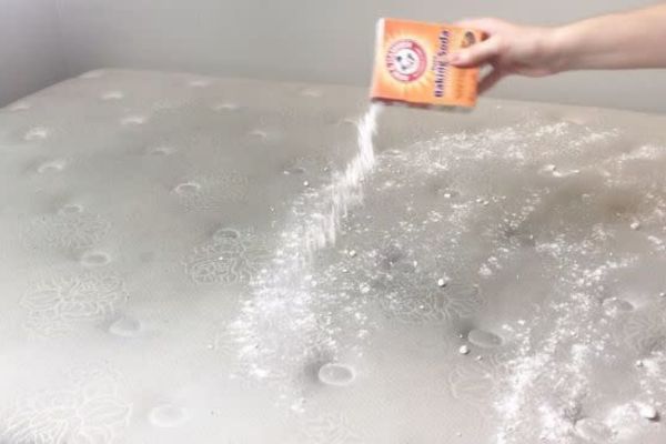 Cách khử mùi nước tiểu trên nệm - Dùng Baking soda