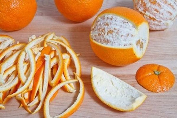 Cách khử mùi túi da mới - Dùng vỏ cam hoặc chanh