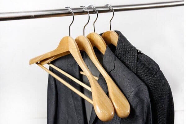 Santino - [𝗧𝗶𝗽𝘀 𝗳𝗼𝗿 𝗺𝗲𝗻] CÁCH ỦI VEST BỀN ĐẸP Để ủi được đồ vest  cao cấp, giữ được độ bền lâu bạn cần treo áo lên trên mắc để áo thẳng