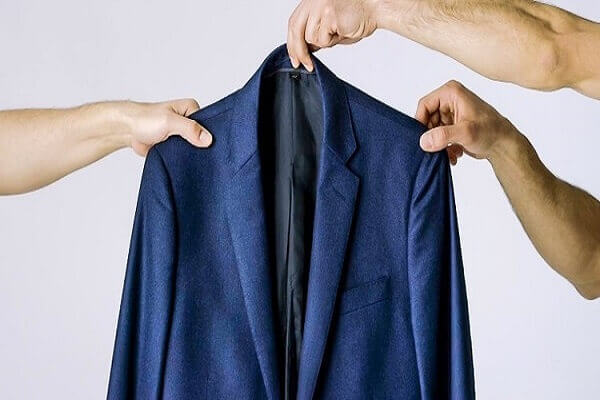 Cách treo áo vest - Không nên gấp gọn áo