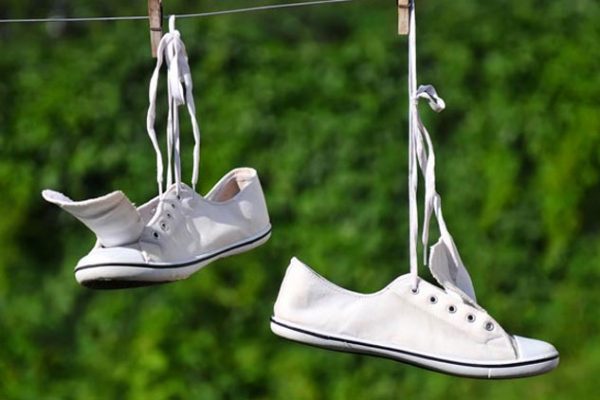 Cách vệ sinh giày stan smith trắng - Phơi giày