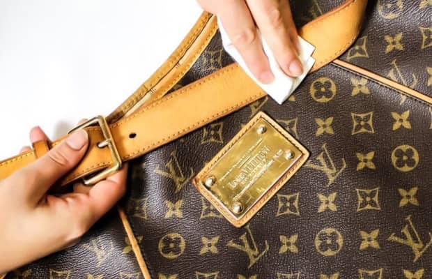 Cách vệ sinh túi Louis Vuitton - Sử dụng chất tẩy rửa chuyên biệt