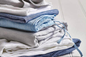 Quần áo mới mua về có nên giặt không - Lưu ý giặt quần áo mới để không bị phai màu