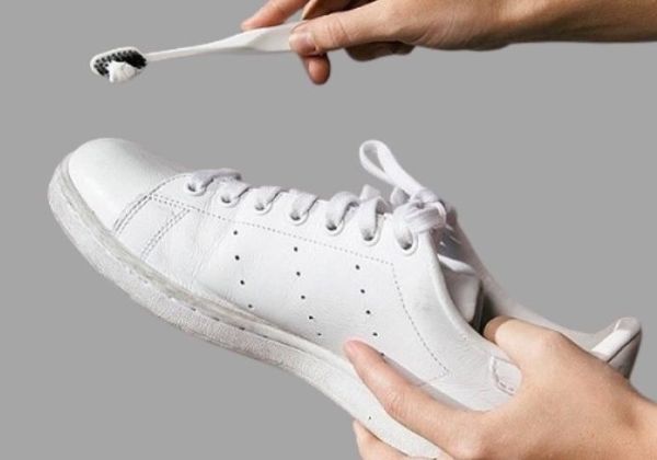Cách giặt giày trắng - Giặt giày bằng kem đánh răng