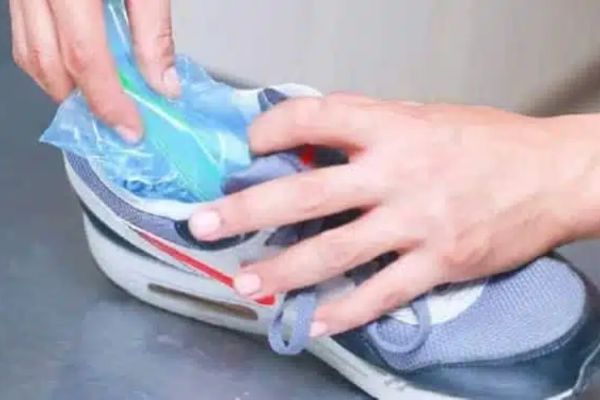 Cách làm giày rộng ra - Dùng nước để làm giày rộng ra