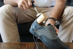 Cách làm giày rộng ra - Dùng dụng cụ chuyên biệt