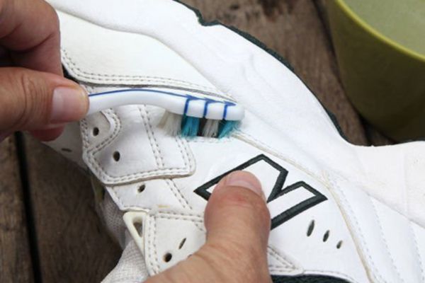 Cách vệ sinh giày new balance - Kem đánh răng