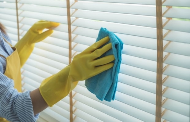 Cách vệ sinh rèm cầu vồng - Giặt bằng hóa chất tẩy rửa