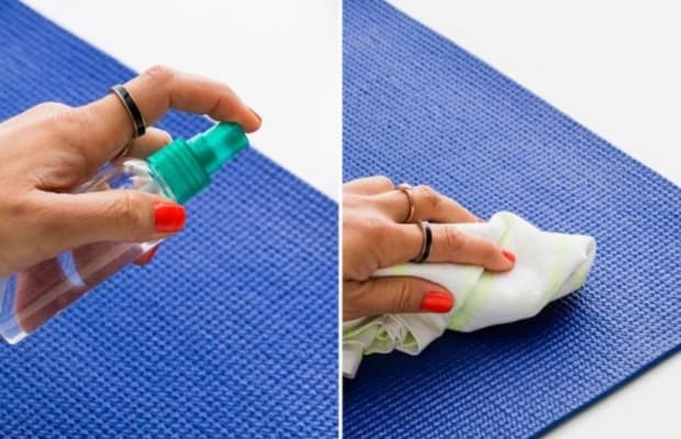 Cách vệ sinh thảm yoga - Dùng chai xịt vệ sinh