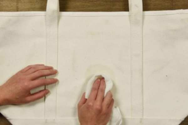 Cách vệ sinh túi vải canvas - Loại bỏ bụi bẩn trước khi vệ sinh