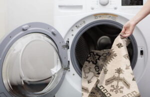 Giặt thảm bằng máy giặt - Cho vào lồng giặt