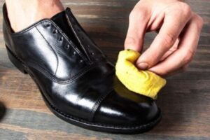 Cách đánh xi giày - Làm sạch bề mặt trước khi đánh giày