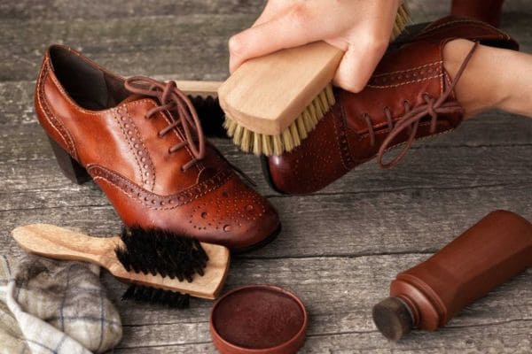 Cách đánh xi giày - Sử dụng bàn chải đánh giày
