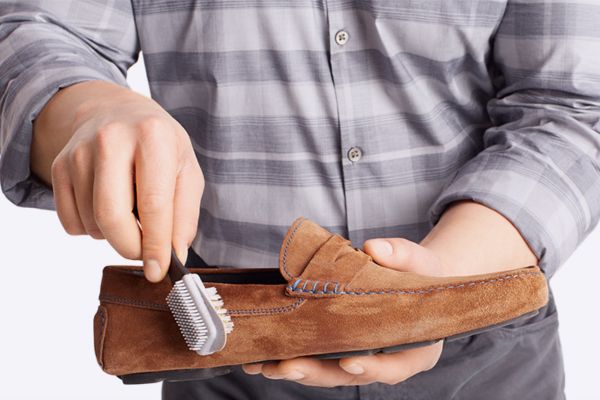 Cách đánh xi giày - Sử dụng bàn chải chuyên dụng