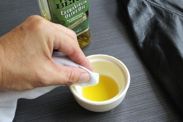 Cách giặt áo da - Cách giặt áo da bằng dầu Oliu