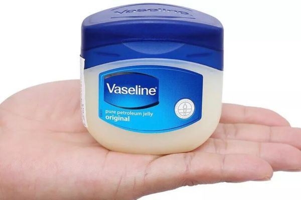 Cách làm mềm áo da - Sử dụng Vaseline