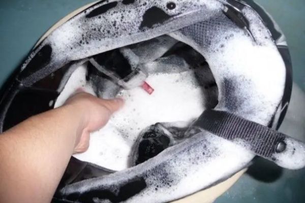 Giặt nón bảo hiểm - Cách giặt nón bảo hiểm có lớp lót không thể tháo rời
