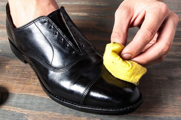 Giày da bị nứt - Cách xử lý giày da bị nứt bằng cồn