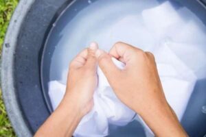 Cách giặt áo sơ mi trắng - Sử dụng nước lạnh khi thực hiện cách giặt áo sơ mi trắng