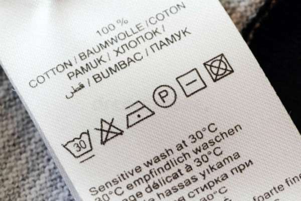 Cách giặt áo sơ mi trắng - Đọc hướng dẫn trên nhãn áo