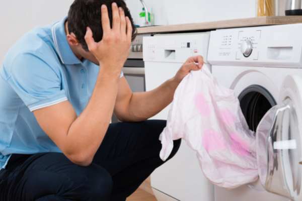 Cách giặt quần áo mới không bị phai màu - Nguyên nhân quần áo phai màu