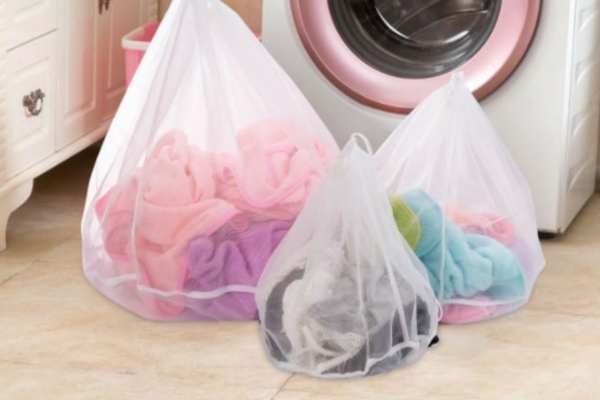 Cách giặt quần áo mới không bị phai màu - Sử dụng túi giặt