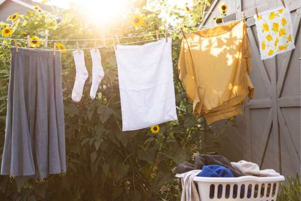 Cách giặt quần áo mới không bị phai màu - Phơi quần áo trong bóng râm 