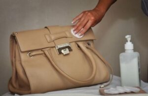 Cách làm sạch túi da thật - Sử dụng cồn hoặc nước rửa sơn móng tay