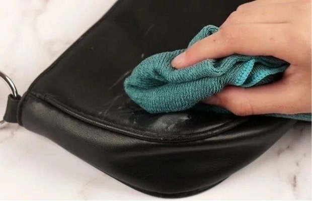 Cách làm sạch túi da thật - Làm sạch bằng nước ấm