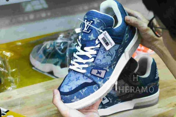 Heramo ve sinh doi giay LV Trainer Sneaker Blue