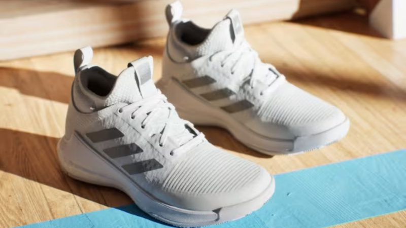 Êm ái, vừa vặn khi mang giày bóng chuyền Adidas