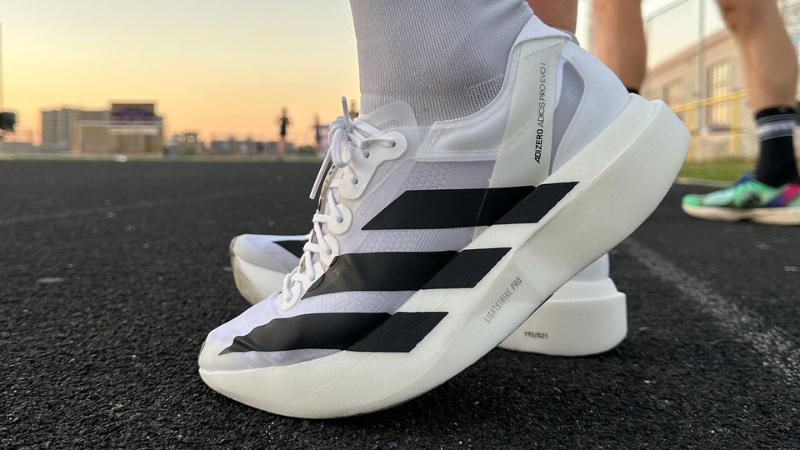 Giày chạy bộ adidas