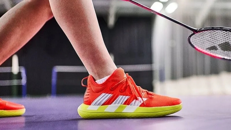 Giày đánh cầu lông adidas